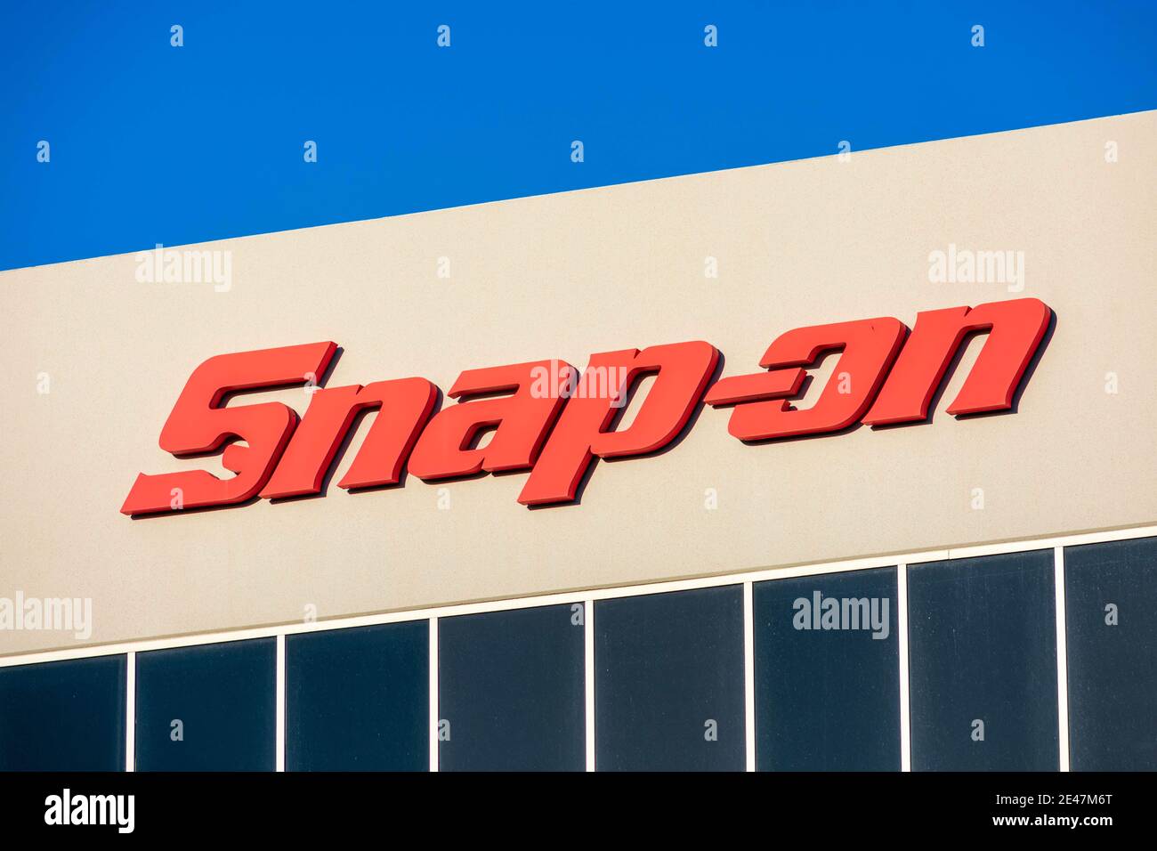 Cartello a scatto, logo. Snap-on Incorporated è un designer, produttore e rivenditore americano di utensili e attrezzature di fascia alta - San Jose, California, Stati Uniti Foto Stock