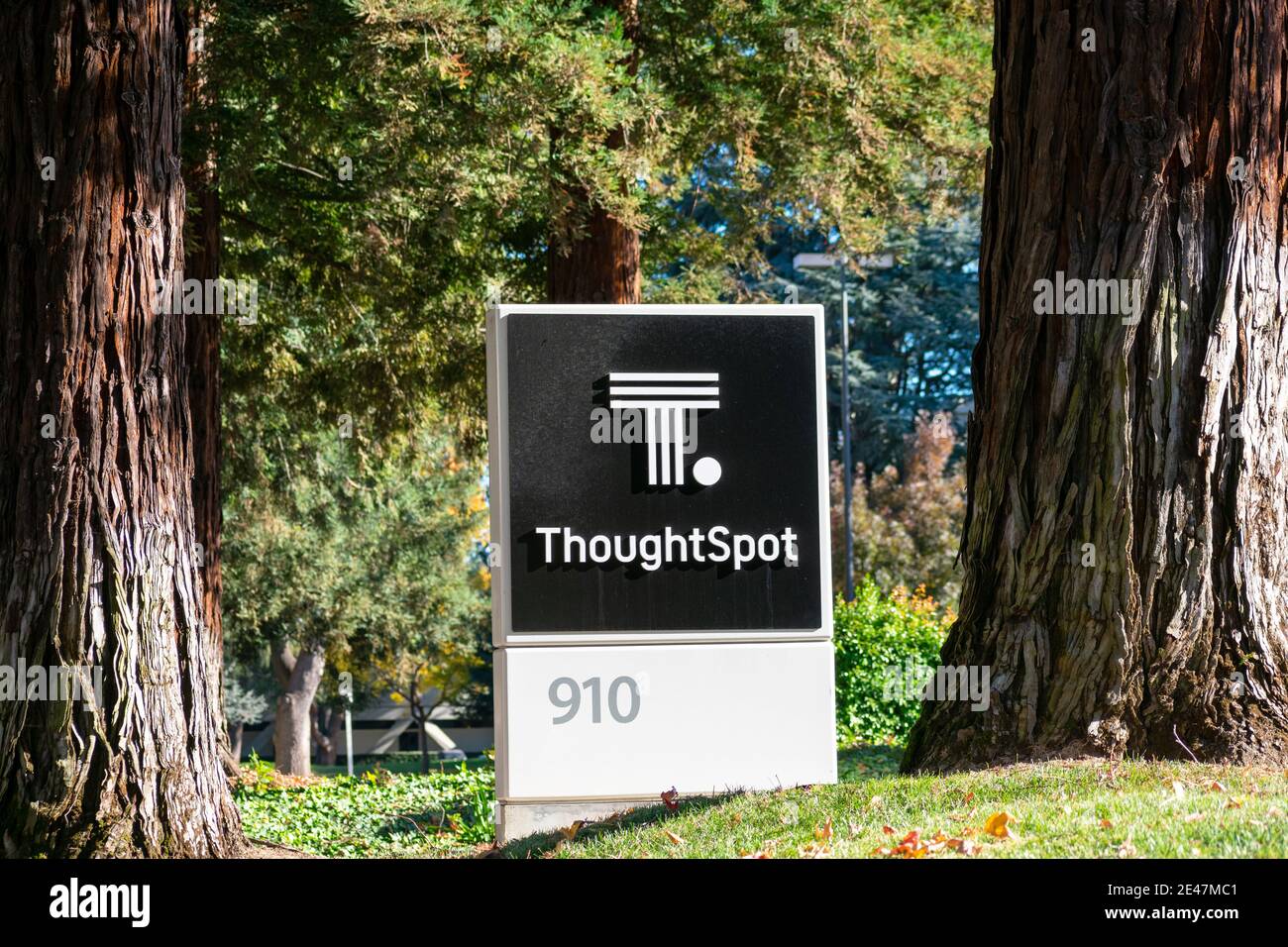 Logo ThoughtSpot, firma sul cartello presso la sede centrale.ThoughtSpot, Inc. È un'azienda tecnologica che produce software di ricerca per analisi di business intelligence Foto Stock