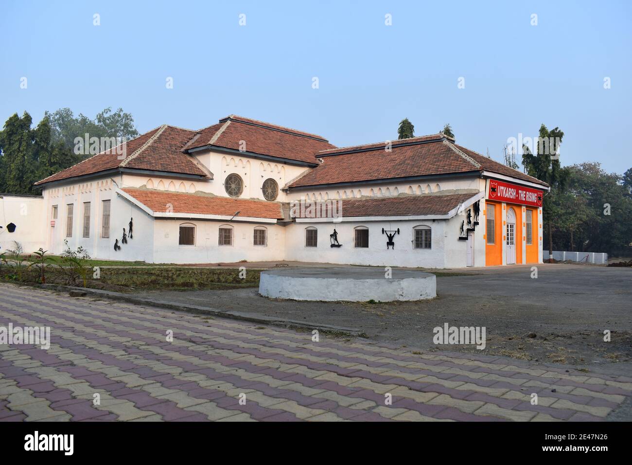 Vista laterale destra del vecchio edificio UTKARSH - THE RISING, The Army Public School Junior Wing, vicino al Turf Club Ground, al Turf Club Ground Foto Stock