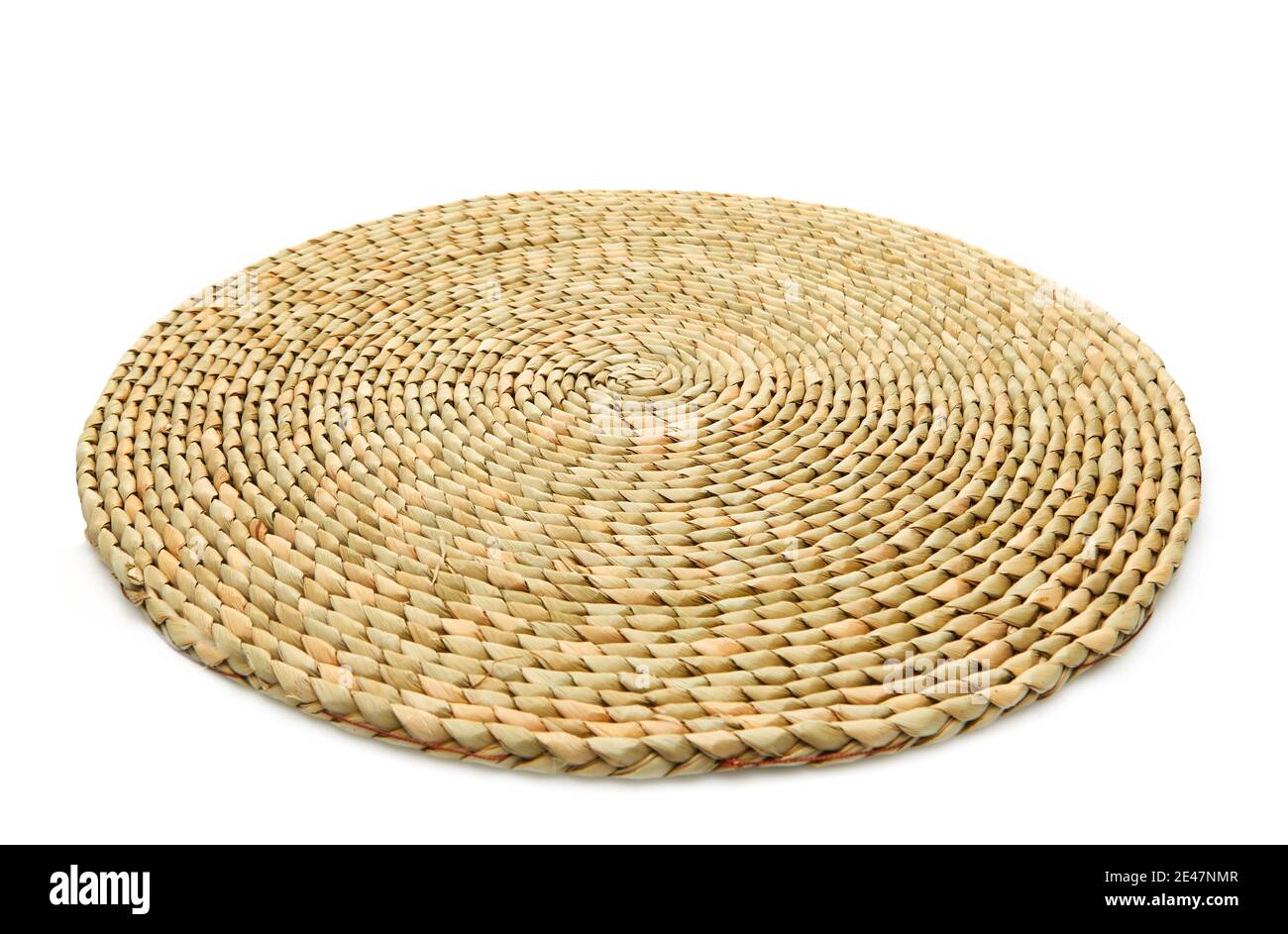 Prodotto naturale fatto a mano, piastra di bambù tessuta, tessitura di rattan. Concetto eco-compatibile e sostenibile. Acquisti ecocompatibili e regali riciclati. Foto Stock