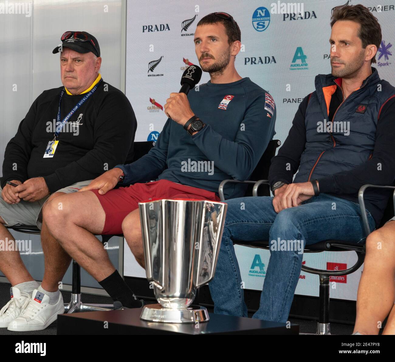 Auckland, Nuova Zelanda, 22 gennaio 2021 - Conferenza stampa pre-gara della Prada Cup per Round Robin 3 & 4 con i membri del Team INEOS UK e Luna Rossa Prada Pirelli del team italiano. Nella foto da sinistra: Direttore di gara Ian Murray, il tattico INEOS Giles Scott e lo skipper Sir ben Ainslie. Il concorso Prada Cup ha fatto sfociare yacht provenienti da Gran Bretagna, Italia e Stati Uniti in competizione per avere la possibilità di sfidare i possessori del Team Nuova Zelanda per l'America's Cup nel marzo 2021. Credit: Rob Taggart/Alamy Live News Foto Stock