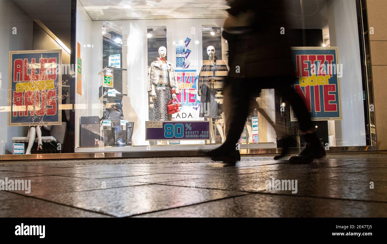 Berlino, Germania. 21 Gennaio 2021. Due donne camminano oltre un negozio di  moda che fa pubblicità a vestiti ridotti. Credit: Paul  Zinken/dpa-Zentralbild/dpa/Alamy Live News Foto stock - Alamy