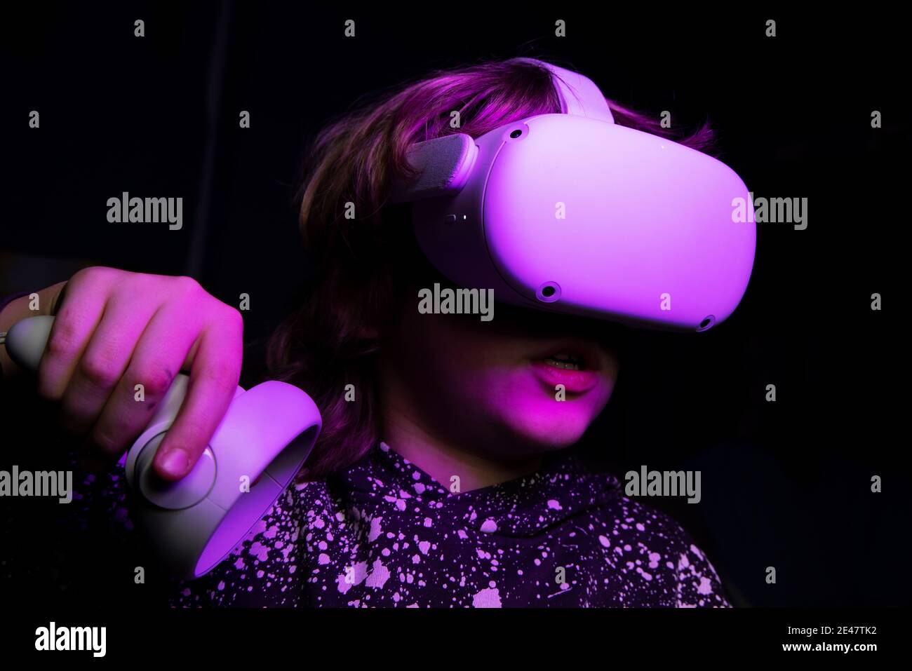 Bambino con testa VR. Un dispositivo di gioco di nuova generazione per l'intrattenimento e lo sport. Oculus quest 2. Foto Stock