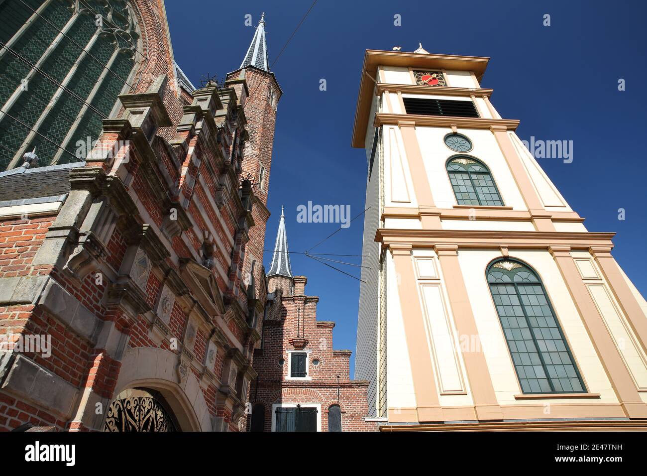 Westerkerk chiesa (o St Gomaruskerk) con una torre di orologio in legno separata sulla destra, Enkhuizen, West Friesland, Paesi Bassi Foto Stock