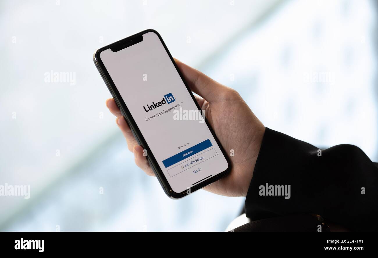 CHIANG mai ,THAILANDIA 22 GENNAIO 2021 : una donna che tiene un iPhone 6s con servizio di social network LinkedIn sullo schermo. IPhone 6s è stato creato e. Foto Stock