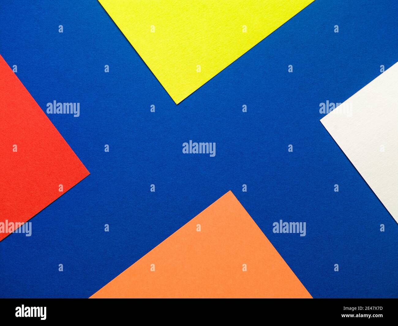 Immagine di sfondo geometrico blu-giallo-rosso-arancione-bianco, texture. Foto Stock