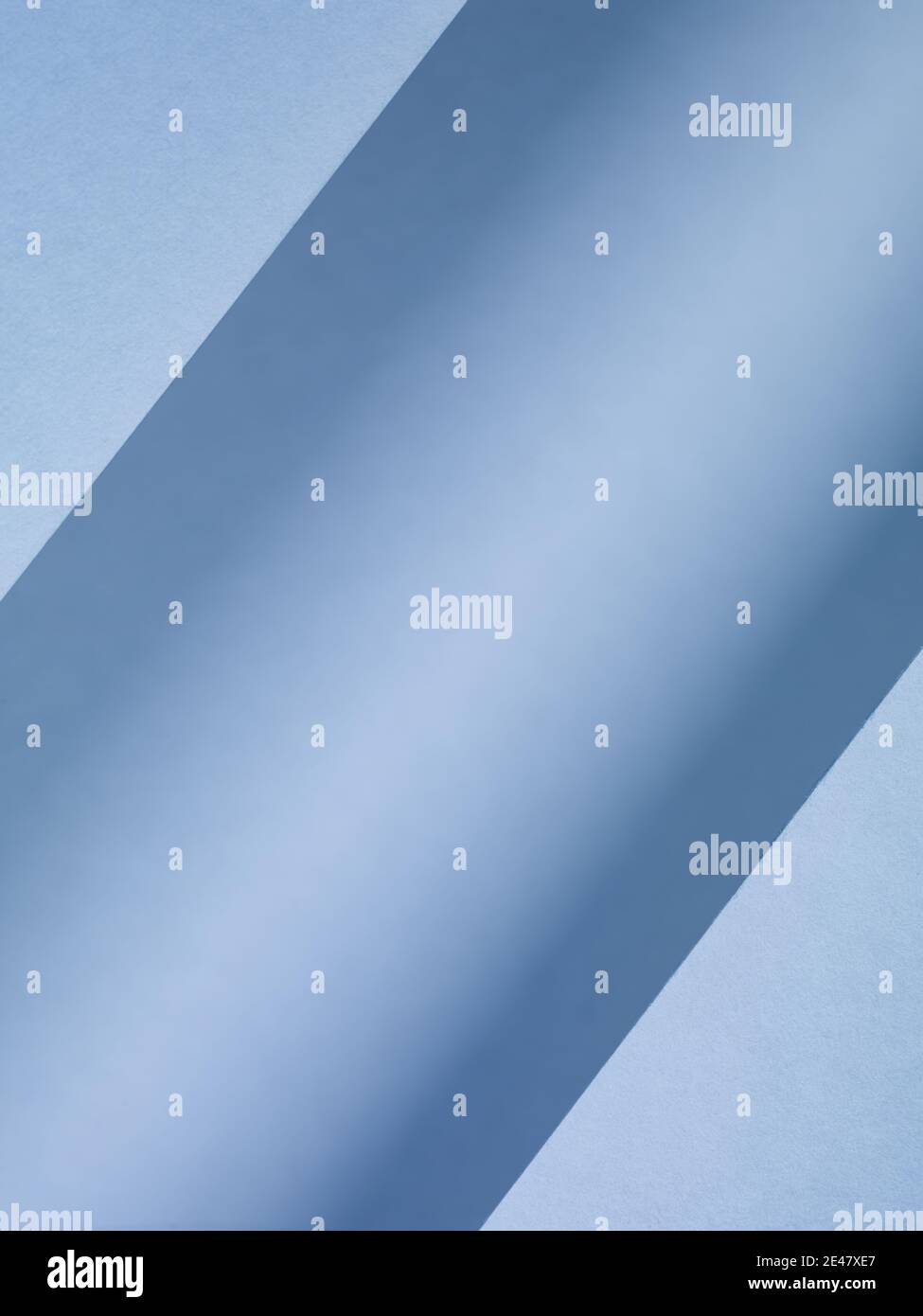 Sfondo di carta astratto fatto da fogli di carta e sfumature di illuminazione Foto Stock