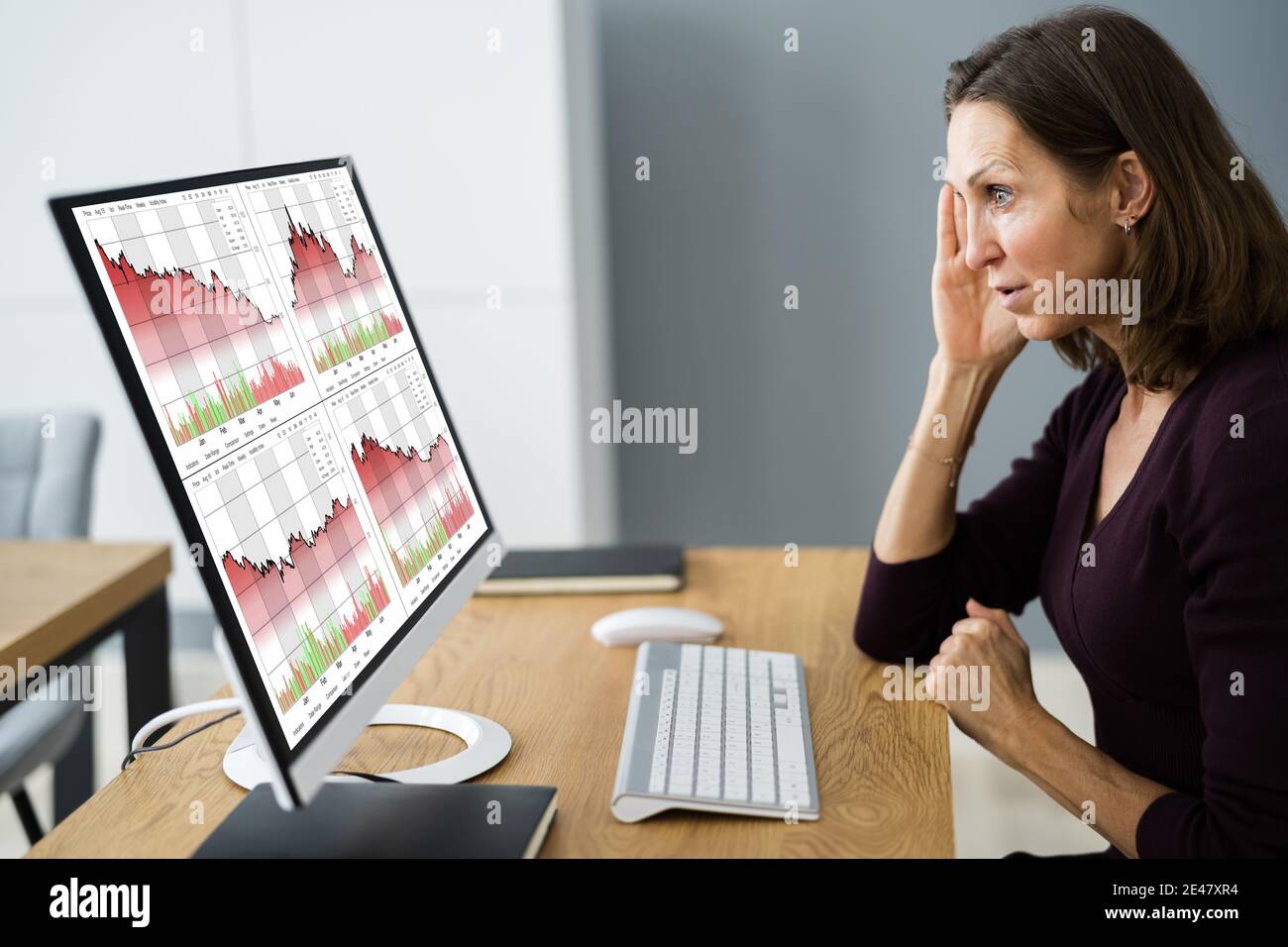 Triste infelice trader e broker di azioni alla schermata computer Foto Stock