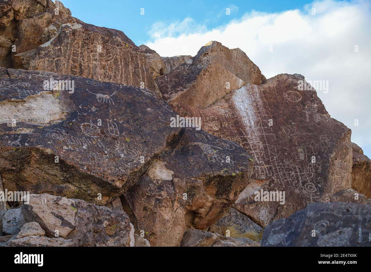 BISHOP, CALIFORNIA, STATI UNITI - 21 dicembre 2020: I petroglifi nativi americani al Chidago Canyon sono esposti in cima alle rocce vulcaniche della zona. Foto Stock