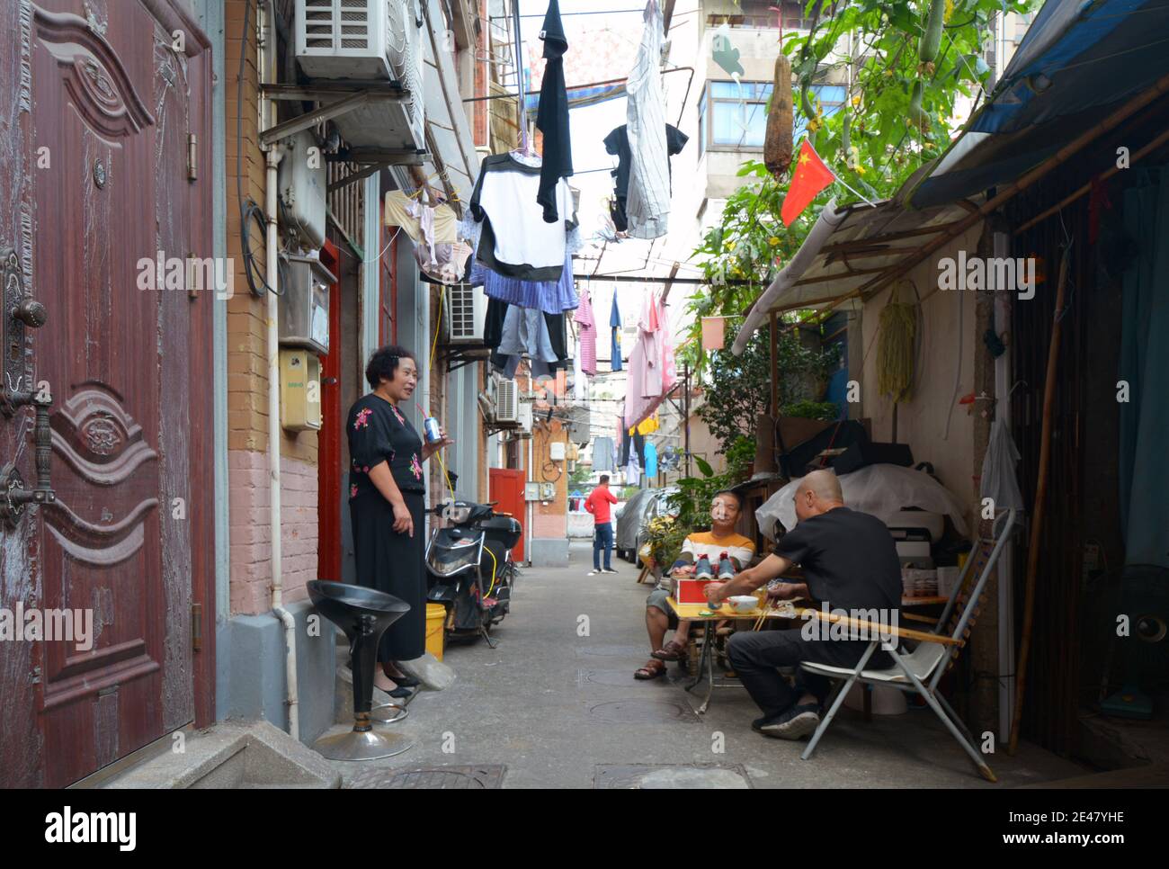 Scena di strada in una vecchia comunità di Shanghai, queste case a maglia stretta sono probabilmente da demolire 2021. I quartieri scompariranno per gli alloggi moderni. Foto Stock