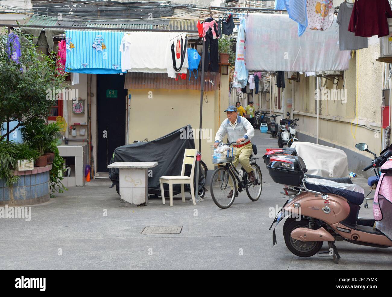 Scena di strada in una vecchia comunità di Shanghai, queste case a maglia stretta sono probabilmente da demolire 2021. I quartieri scompariranno per gli alloggi moderni. Foto Stock