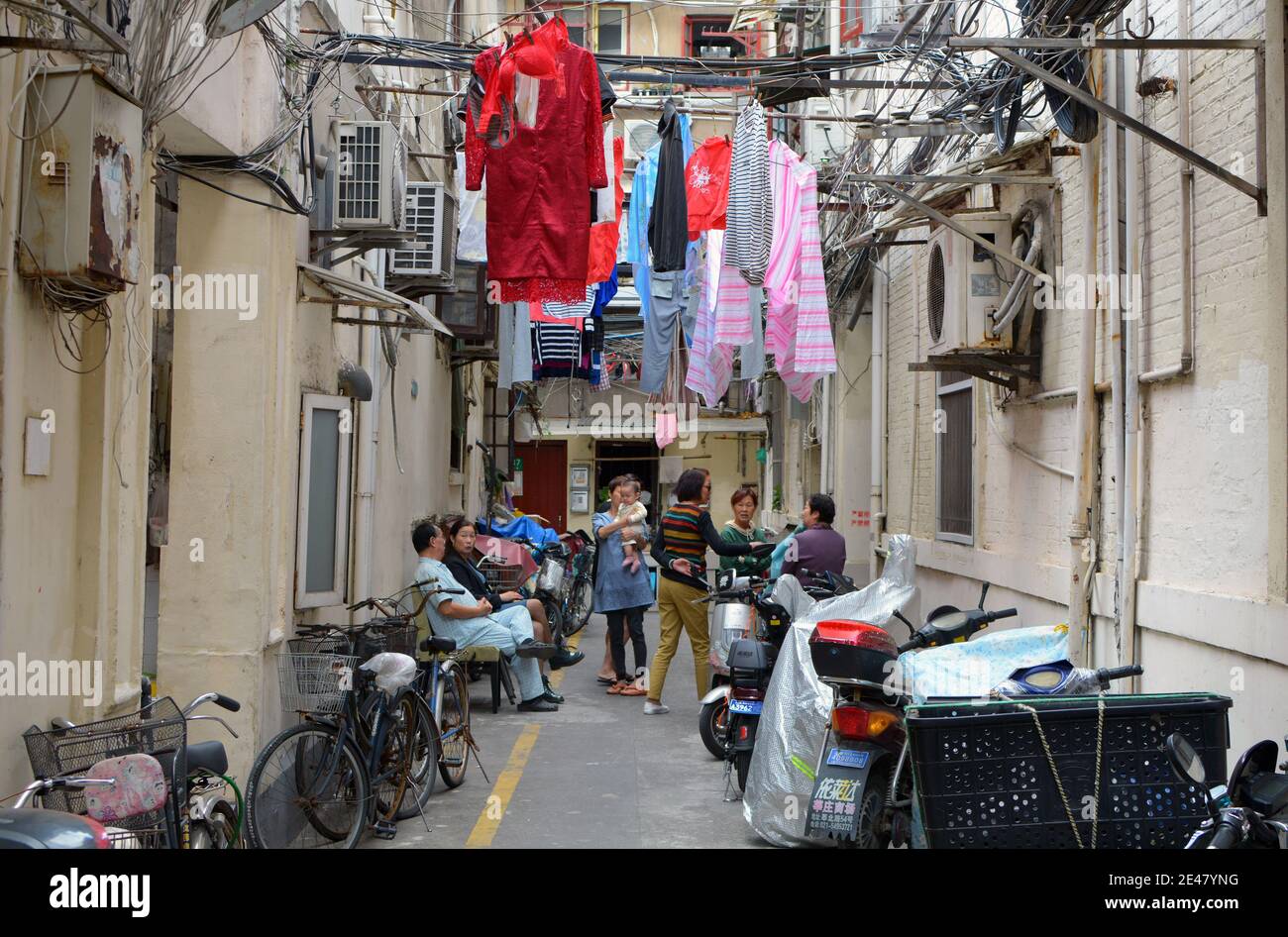 Scena di strada in una vecchia comunità di Shanghai, queste case a maglia stretta sono probabilmente da demolire 2021. I quartieri scompariranno per gli alloggi moderni. Foto Stock