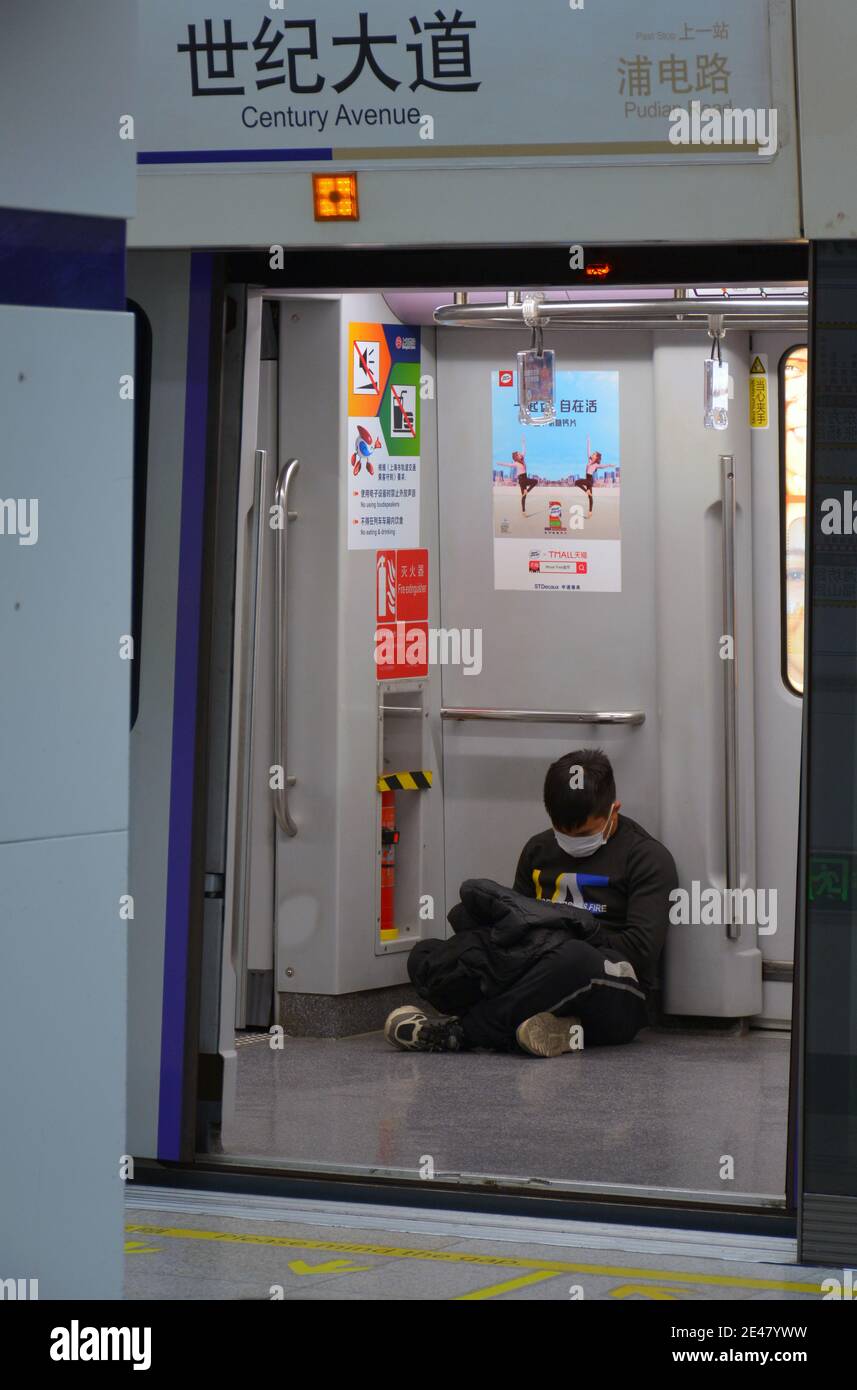 Vista comune di qualcuno addormentato sulla metropolitana di Shanghai. I cinesi amano annuire quando possibile e un lungo viaggio è ideale. Foto Stock