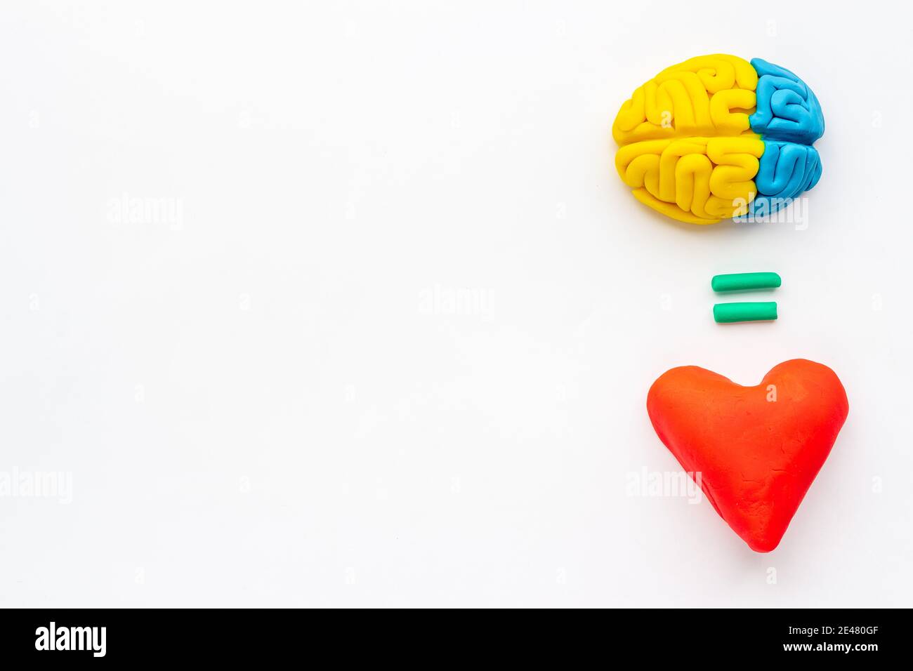 Mente ed emozioni - cervello con cuore fatto di argilla, vista dall'alto Foto Stock