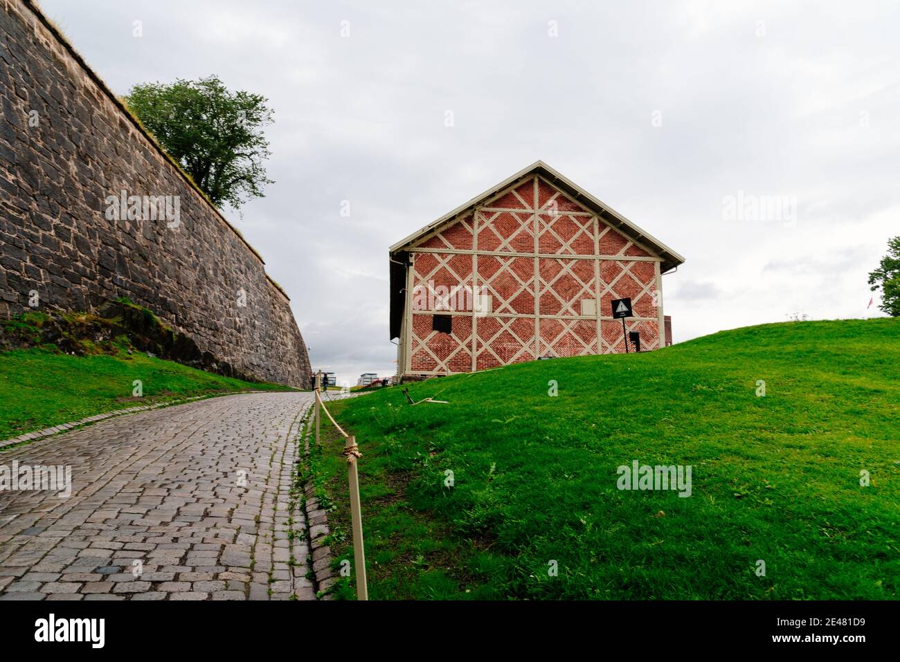 La storica fortezza di Akershus a Oslo. Vista dei bastioni un giorno nuvoloso d'estate Foto Stock