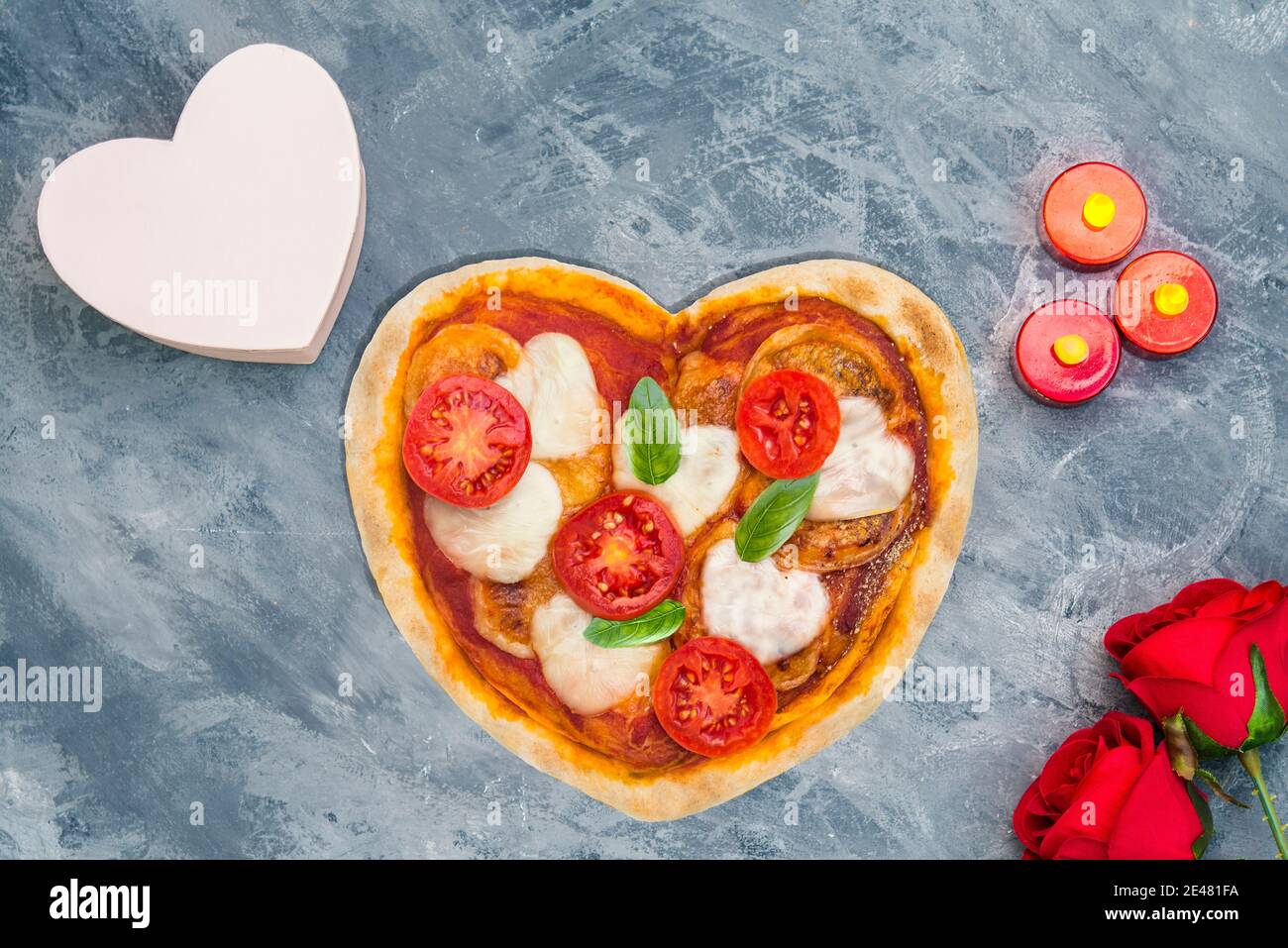 pizza con forma di cuore per san valentino Foto Stock