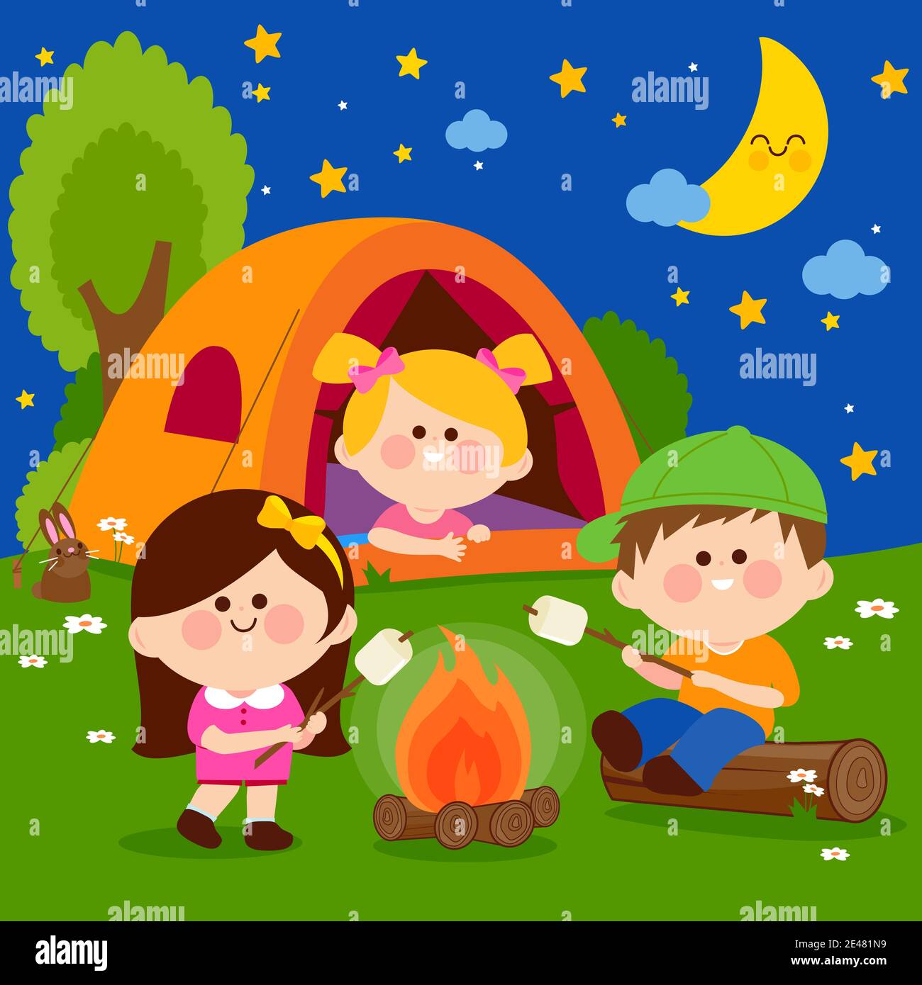 Bambini in un campeggio forestale arrostire marshmallows su un falò di notte. Foto Stock