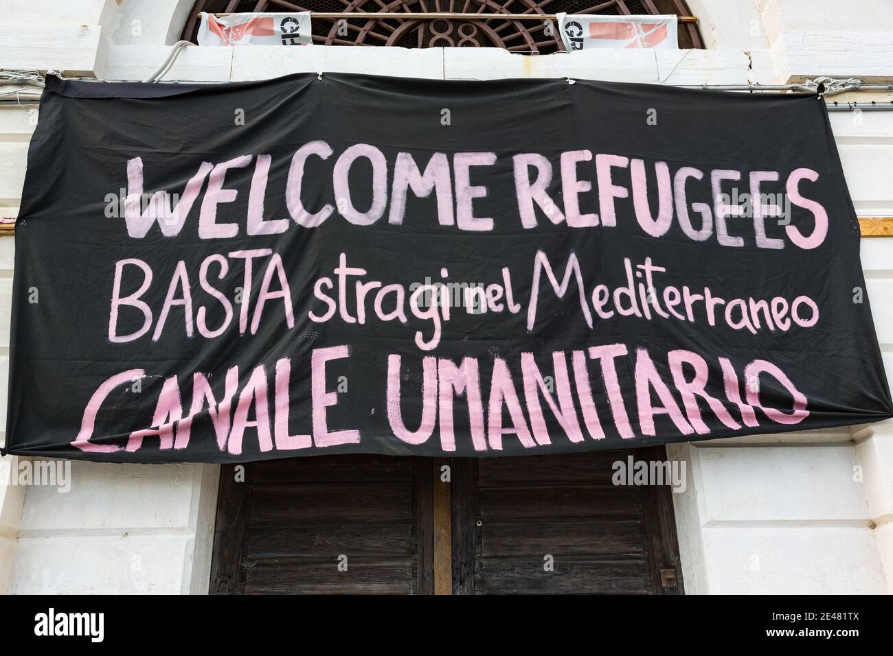 Benvenuto rifugiati banner lettura non più massacri nel Mediterraneo - canale umanitario Foto Stock