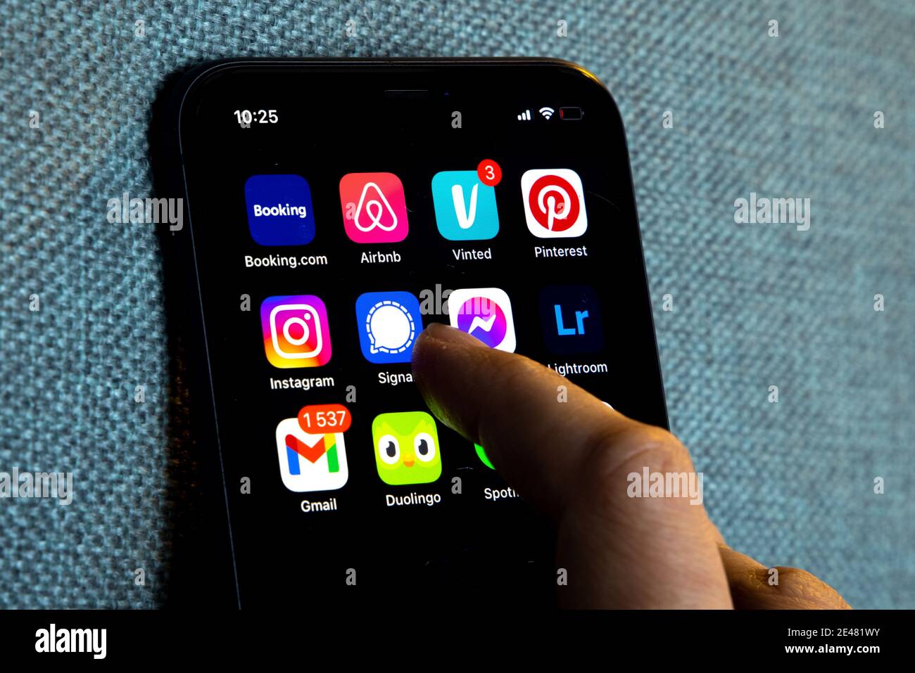 IPhone con diverse icone di app per i social media e la produttività come Vinted, Booking.com, Signal, Duolingo, Pinterest, Instagram e altre. Foto Stock
