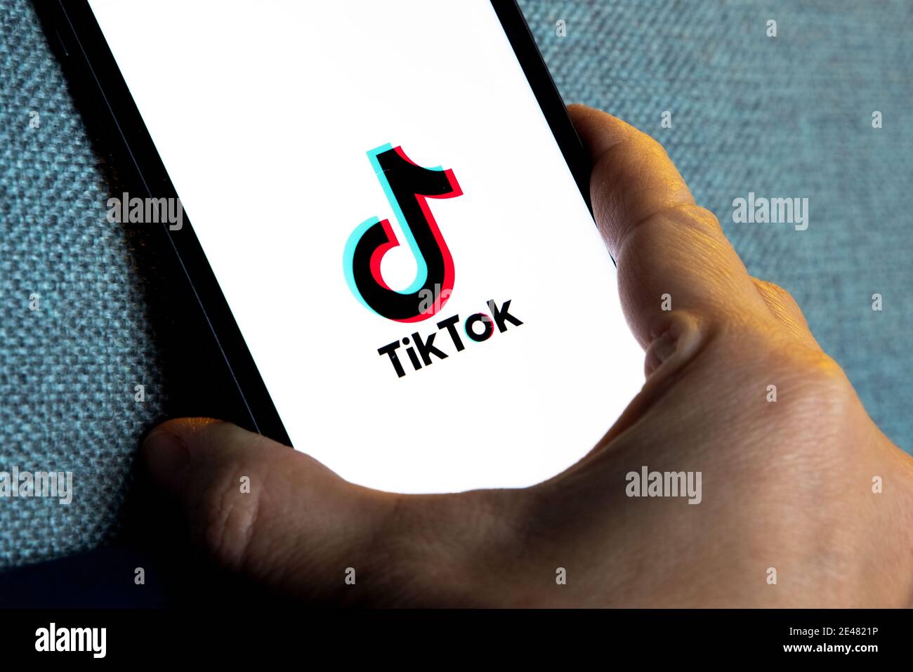 Icona dell'applicazione TikTok sul primo piano dello schermo di Apple iPhone 11. Smartphone con l'icona Tik Tok. Tiktok Social media Network dalla Cina. Foto Stock