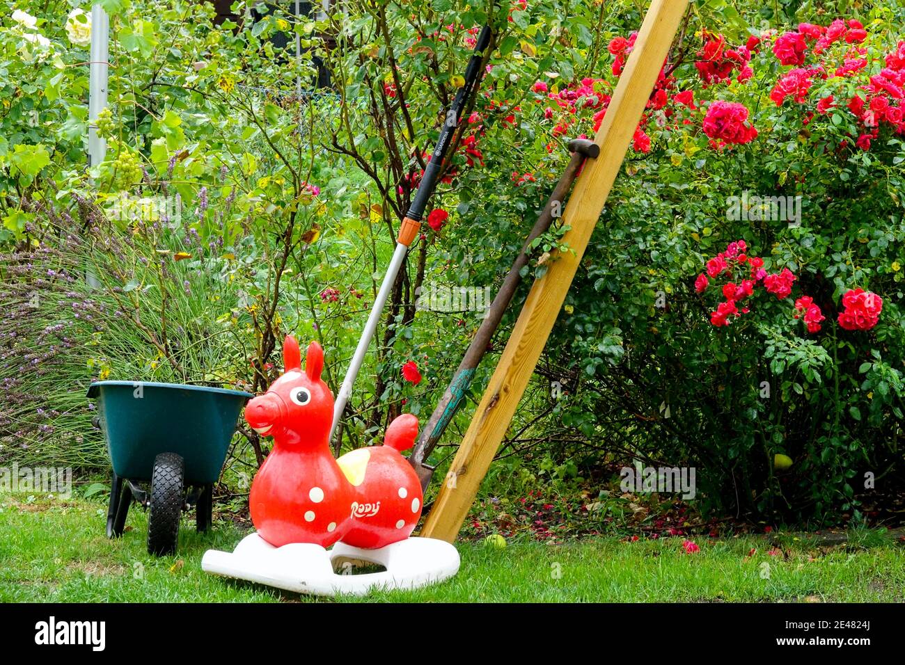 Giocattolo dondolo in plastica in giardino Foto Stock