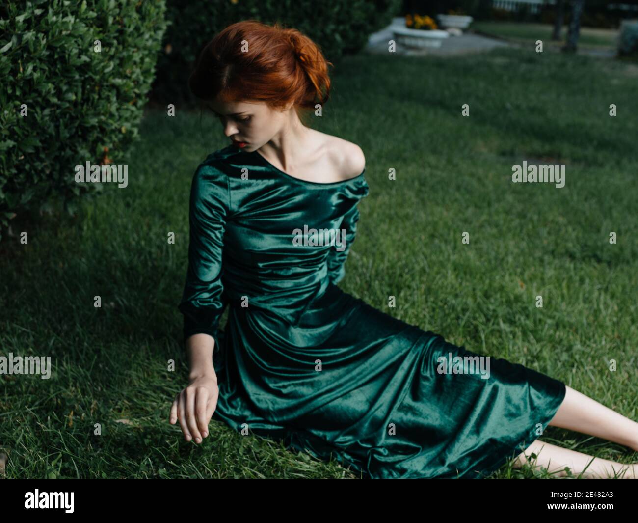 Bella donna verde vestito prato cespuglio lusso aria fresca Foto stock -  Alamy