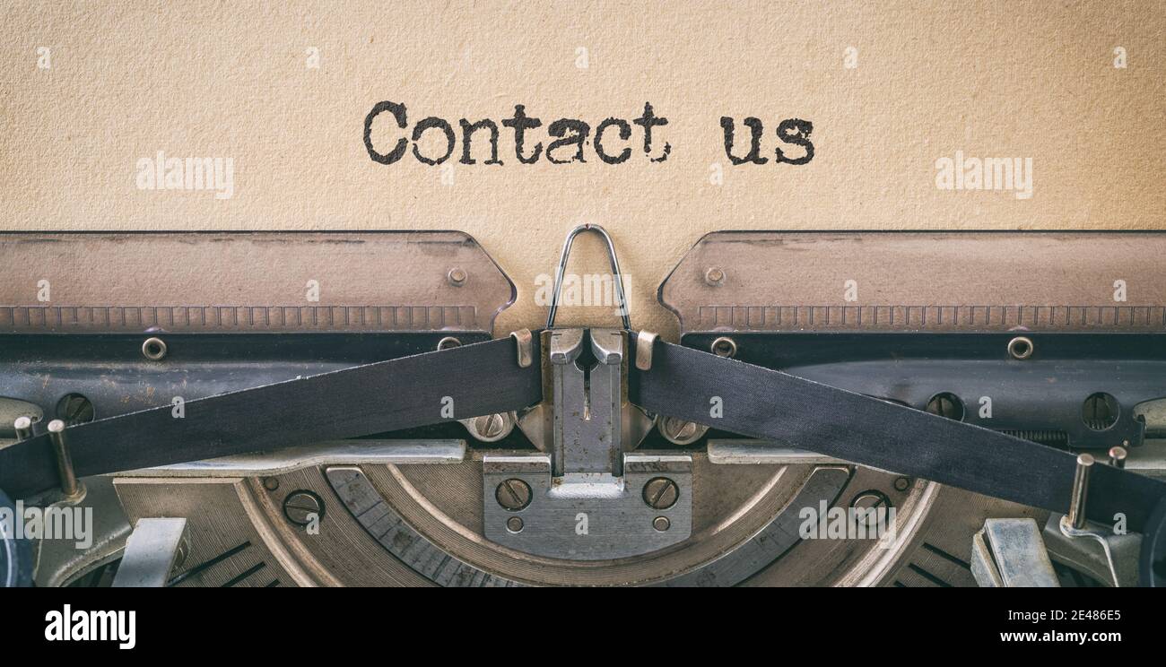 Testo scritto con una macchina da scrivere vintage - Contattaci Foto Stock