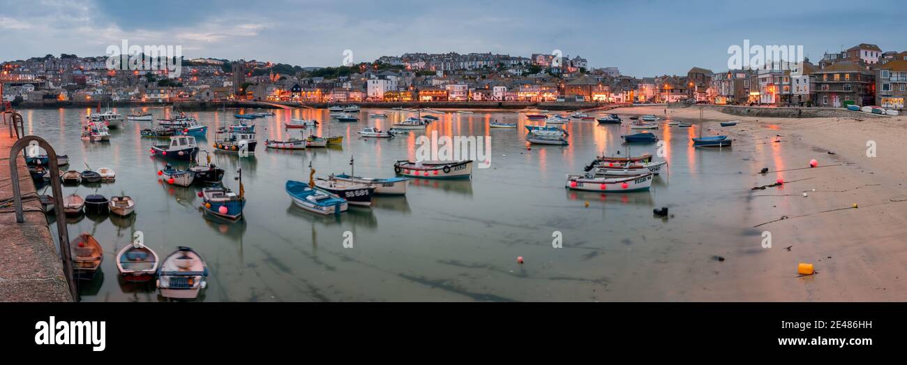 ST IVES, CORNOVAGLIA, Regno Unito - 09 GIUGNO 2009: Vista del porto e della città al tramonto Foto Stock