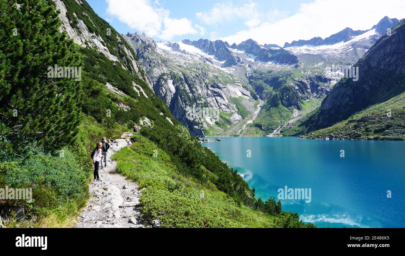 Escursione intorno al Lago Gelmer in Svizzera in una giornata di sole in estate Foto Stock