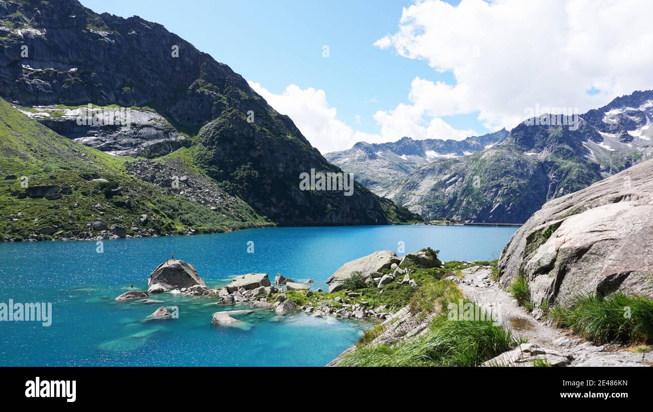 Paesaggio intorno al Lago Gelmer in Svizzera con acqua turchese. Idilliaca escursione circolare nella natura intorno al Gelmersee. Foto Stock