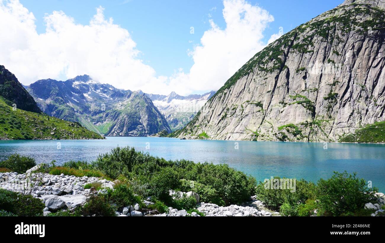 Paesaggio intorno al Lago Gelmer in Svizzera con acqua turchese. Idilliaca escursione circolare nella natura intorno al Gelmersee. Foto Stock