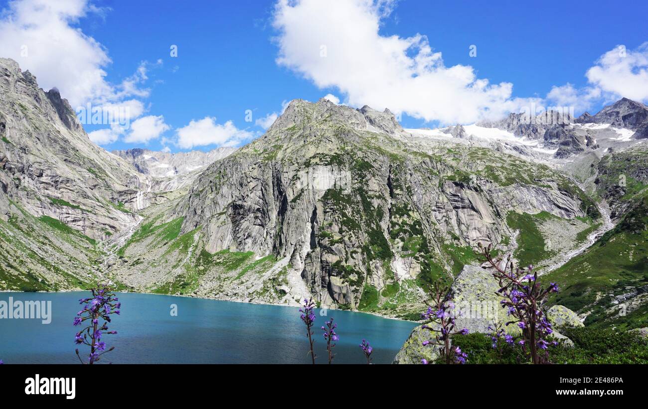 Paesaggio intorno al Lago Gelmer in Svizzera con acqua turchese. Idilliaca escursione circolare nella natura intorno al Gelmersee. Foto Stock