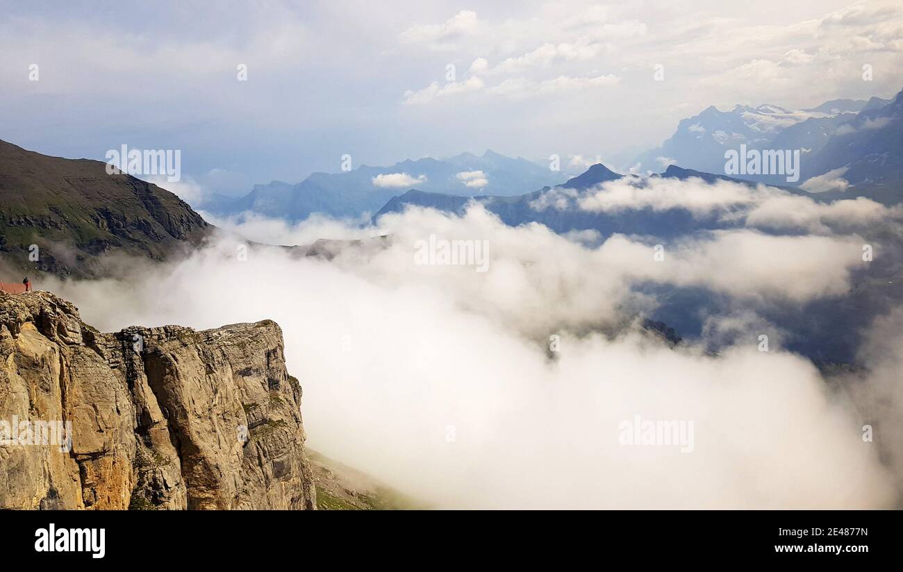 Vista dal Schillthorn in Svizzera. Panorama montano con copertura nuvolosa. Foto Stock