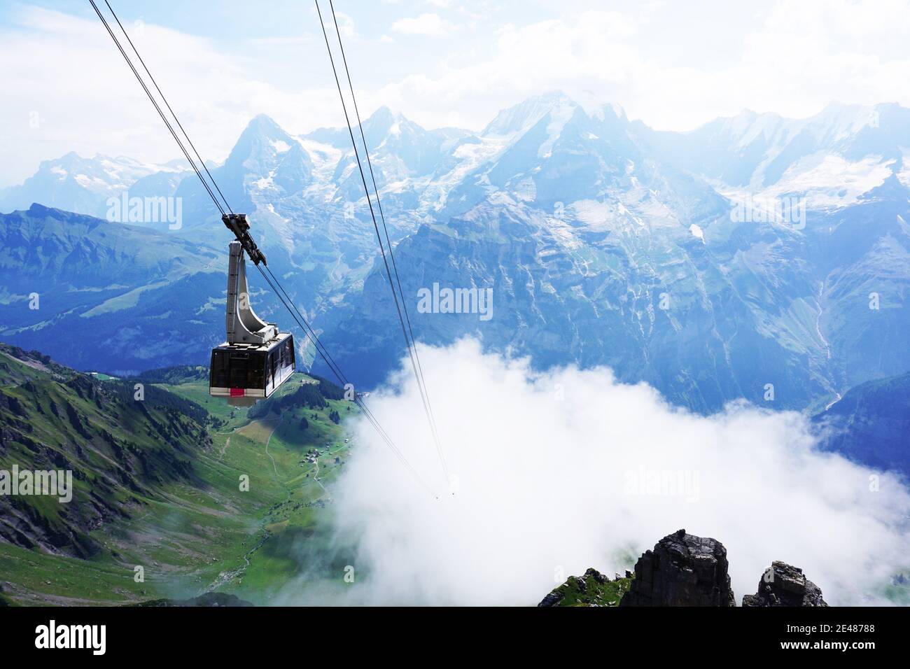 Ascensore per lo Schilthorn in Svizzera. Panorama montano con copertura nuvolosa. Foto Stock