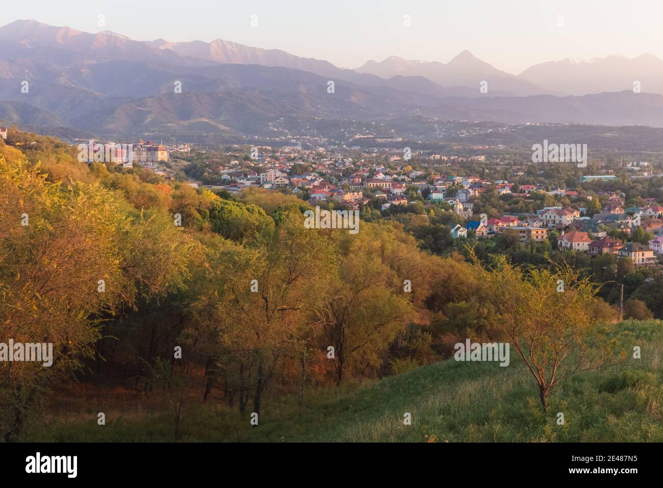 Vista sulle montagne e sulla città dai colori autumani del Parco Kok Tobe ad Almaty, Kazakistan. Foto Stock