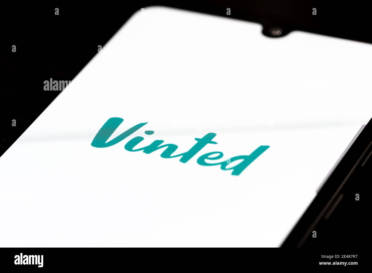 Applicazione Vinted visualizzata su smartphone, mercato online e comunità che consente agli utenti di vendere, acquistare e scambiare abiti e accessori di seconda mano Foto Stock