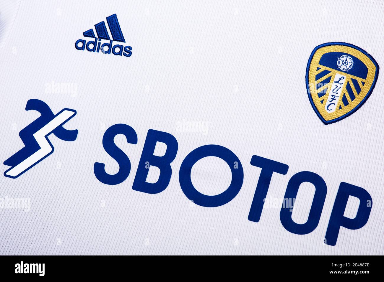 Primo piano della divisa da calcio del Leeds United FC. Foto Stock