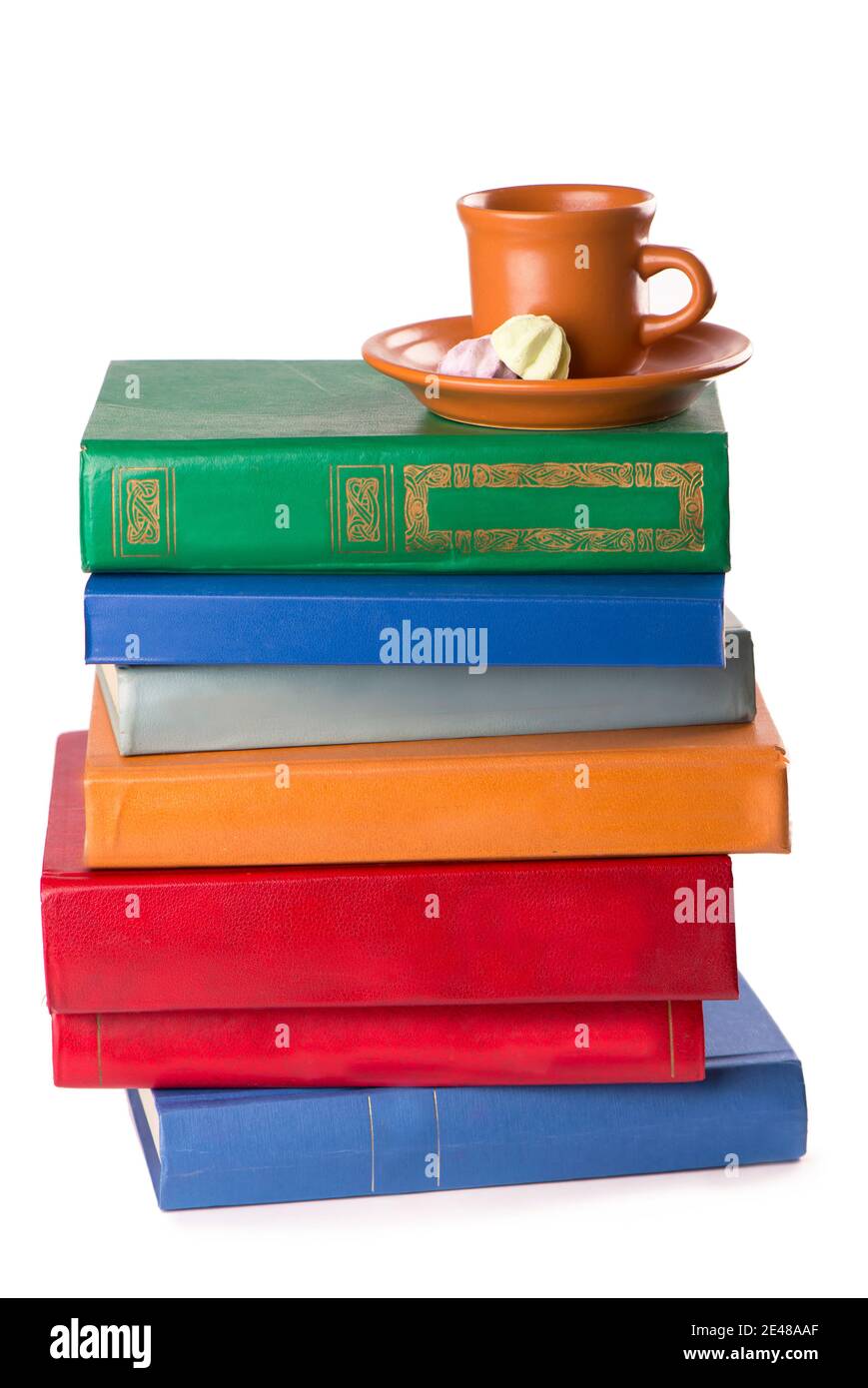 Pila di vecchi libri isolati su bianco. Foto Stock