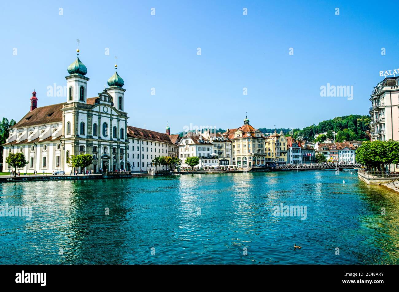 Vista sulla Chiesa dei Gesuiti e il fiume Reuss in Luzern. Svizzera. Foto Stock