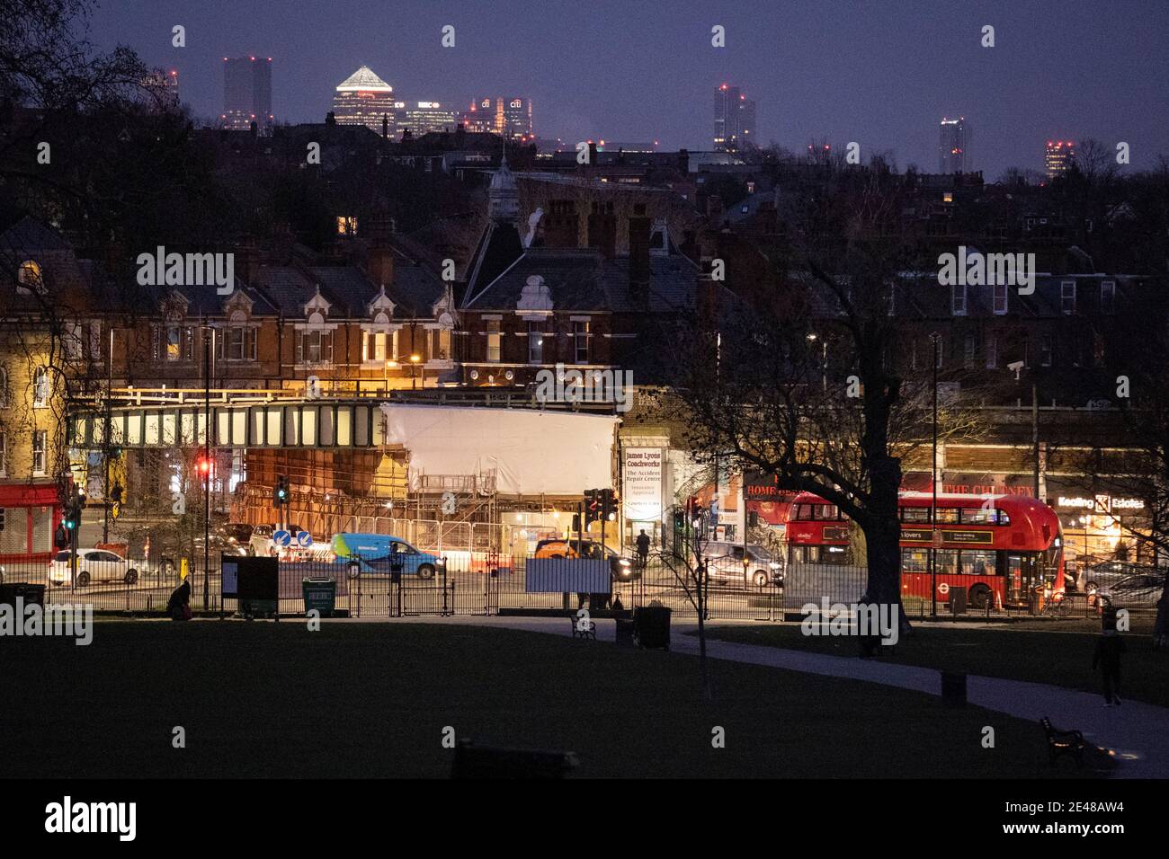 L'ora di punta della sera aumenta la quantità di traffico che passa attraverso l'incrocio stradale a Herne Hill, SE24, a sud di Londra, il 21 gennaio 2021, a Londra, Inghilterra. Herne Hill si trova tra Brixton, Dulwich Village e Camberwell e si trova sopra i comuni quartieri londinesi di Lambeth e Southwark con una comunità di circa 15,000. Foto Stock