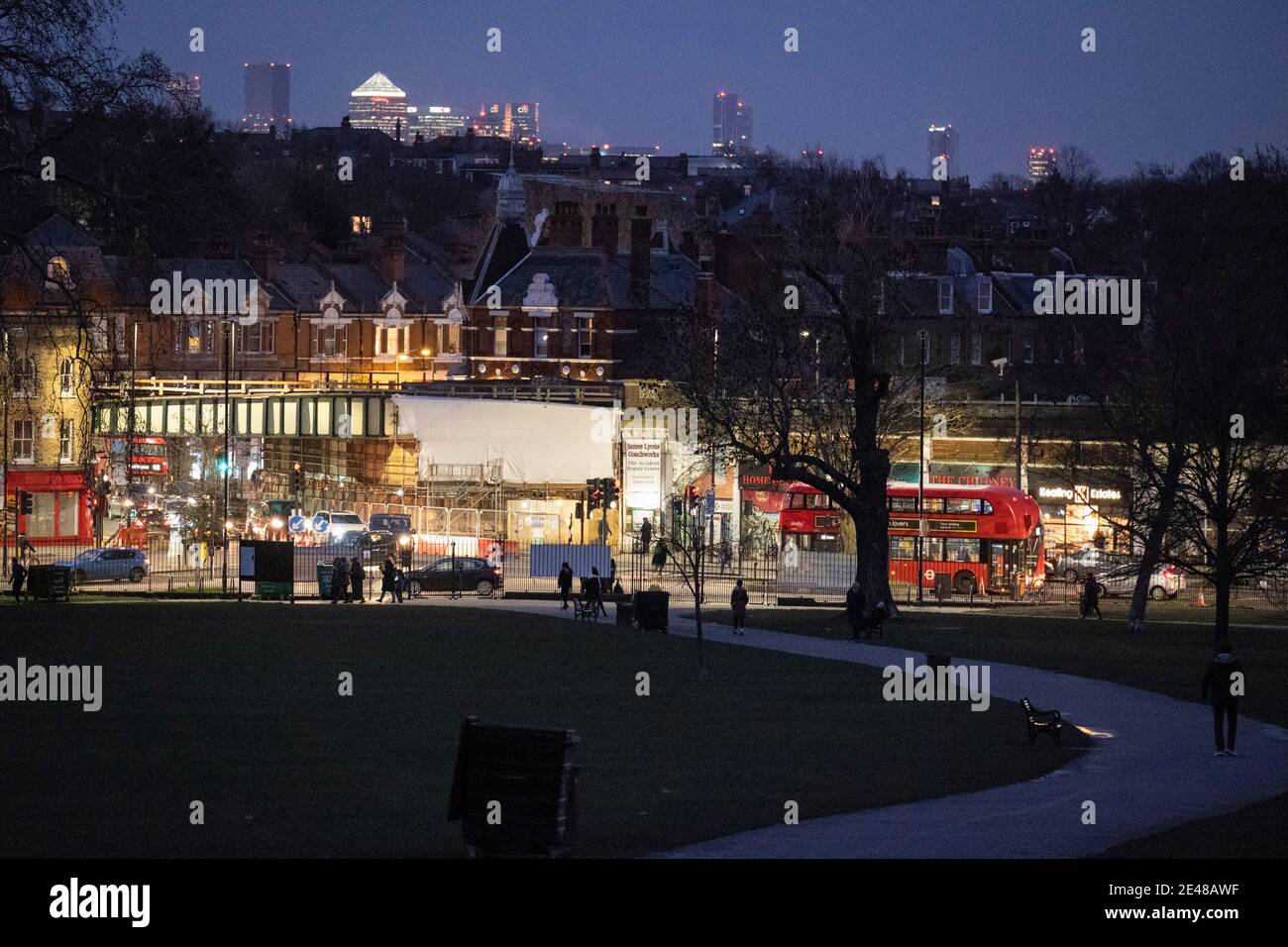 L'ora di punta della sera aumenta la quantità di traffico che passa attraverso l'incrocio stradale a Herne Hill, SE24, a sud di Londra, il 21 gennaio 2021, a Londra, Inghilterra. Herne Hill si trova tra Brixton, Dulwich Village e Camberwell e si trova sopra i comuni quartieri londinesi di Lambeth e Southwark con una comunità di circa 15,000. Foto Stock