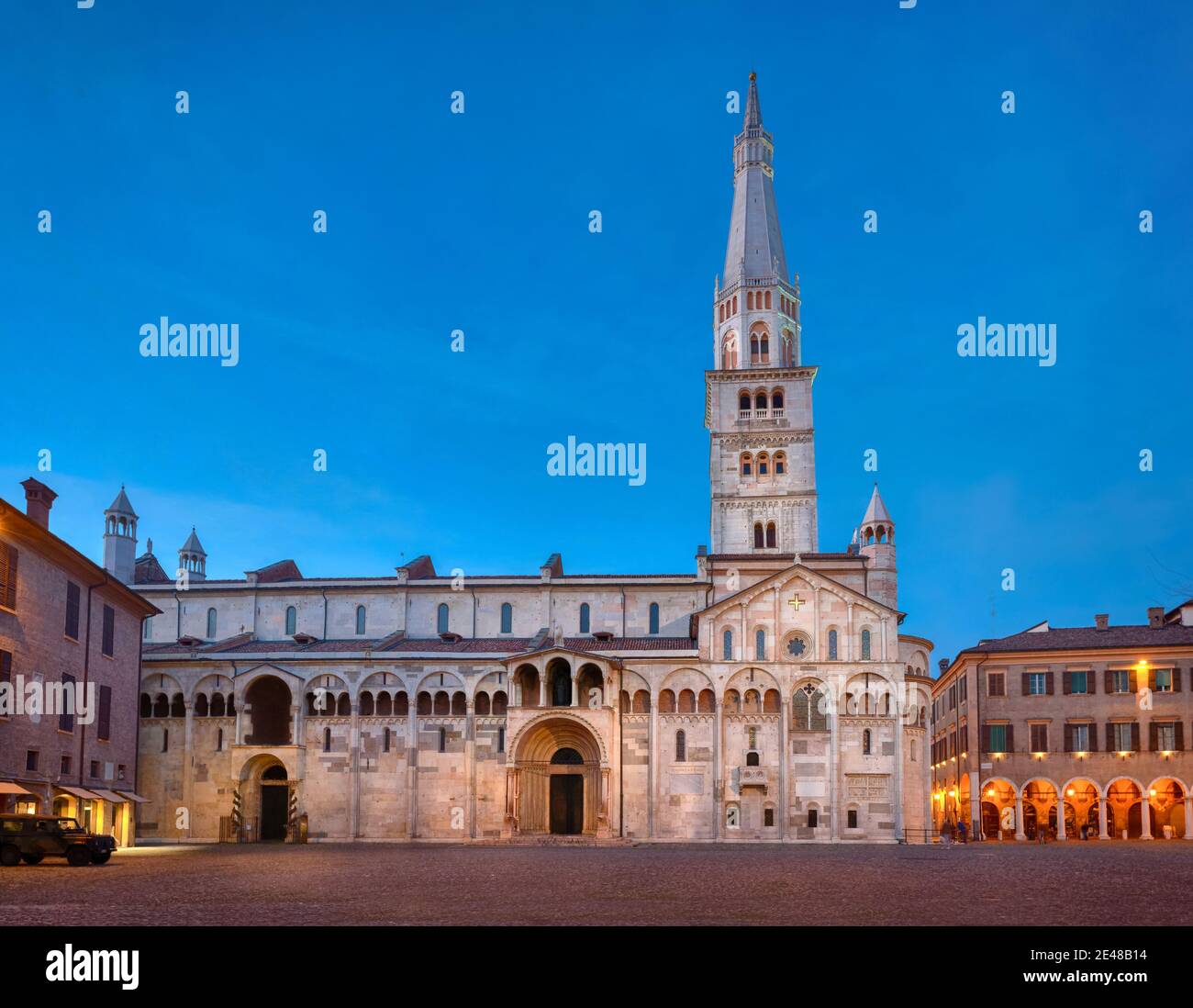 Modena, Italia. Vista della Cattedrale con la torre Ghirlandina situata in Piazza Grande al tramonto Foto Stock