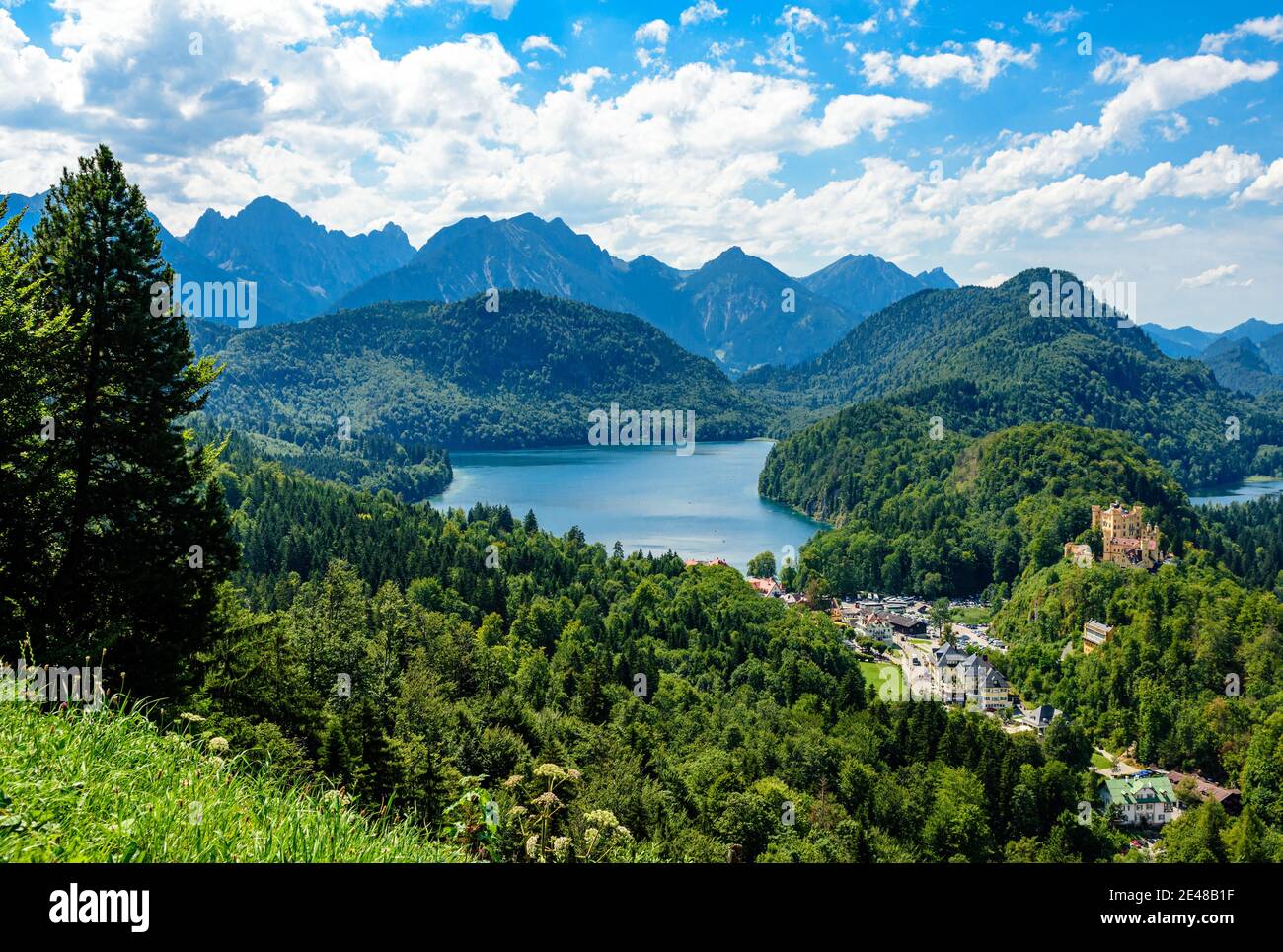 Vista su Alpsee e Ludwig II Castello Hohenschwangau, cielo blu, alpi montagne vicino Neuschwanstein. Fussen, Baviera, Baviera, Germania. Foto Stock