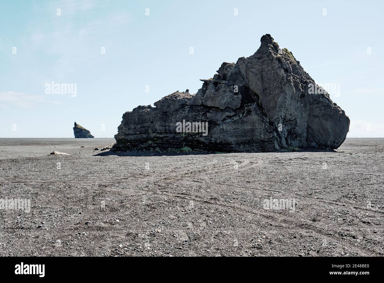 La strana lunare come sabbia nera di pianura e di roccia vulcanica pilastro paesaggio di Mýrdalssandur vicino a Vik sud dell'Islanda. Foto Stock