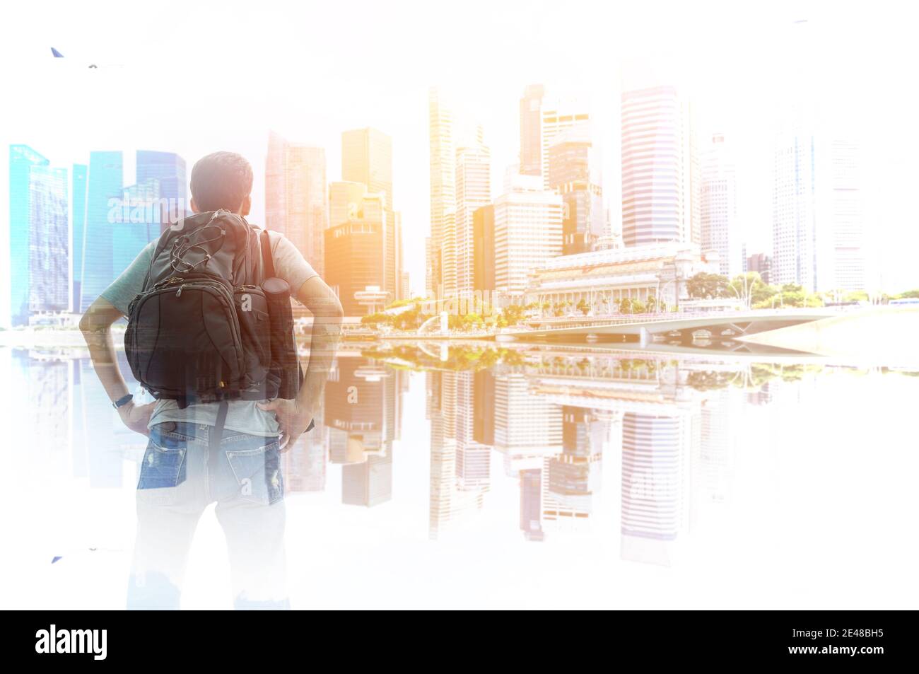 Splendidi grattacieli e riflessi con la luce del sole della grande città centrale degli affari. Foto Stock