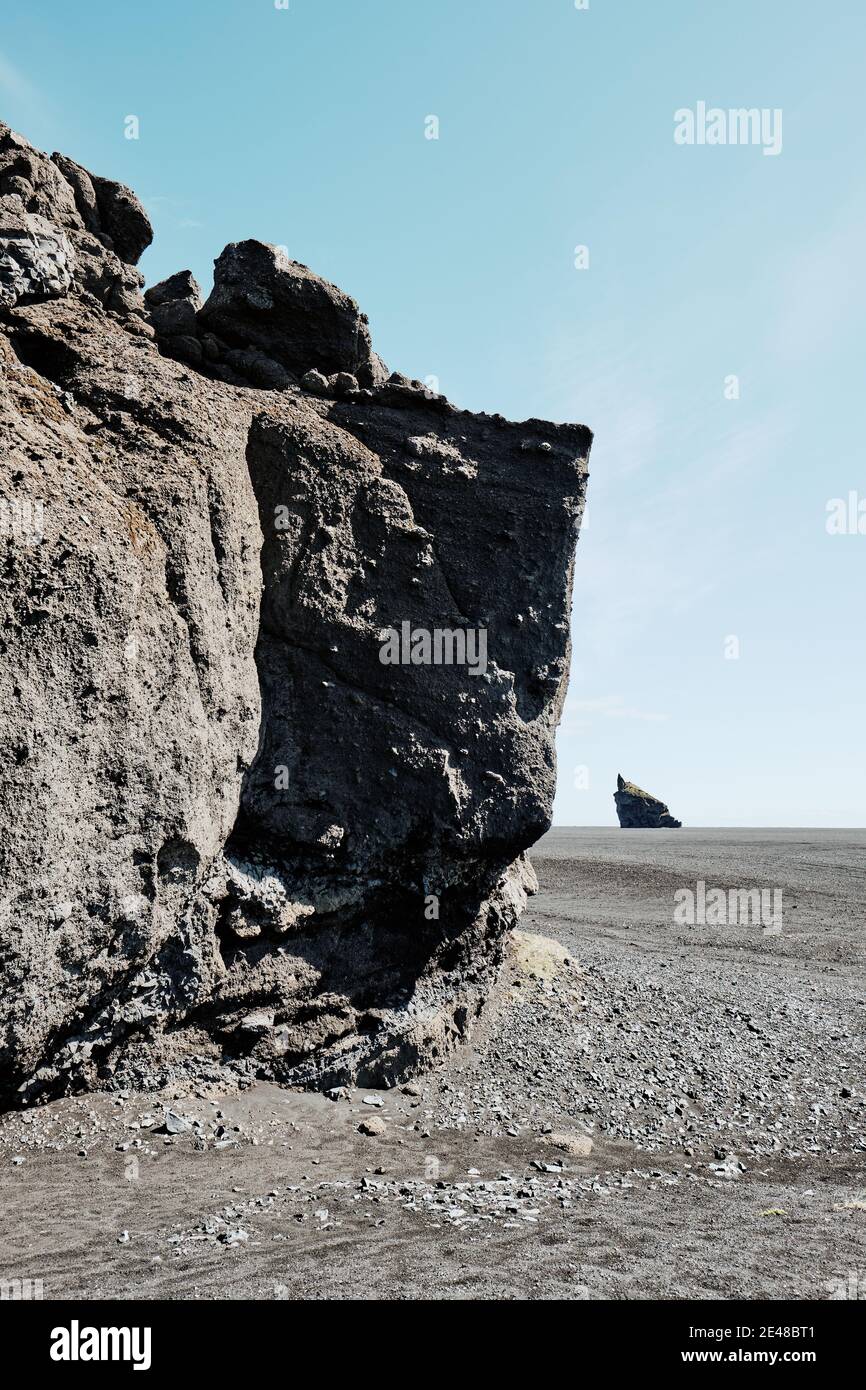 La strana lunare come sabbia nera di pianura e di roccia vulcanica pilastro paesaggio di Mýrdalssandur vicino a Vik sud dell'Islanda. Foto Stock