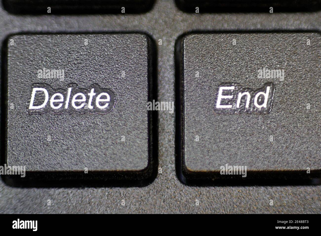 Macro primo piano dei tasti Elimina e fine su Una tastiera per computer desktop Foto Stock