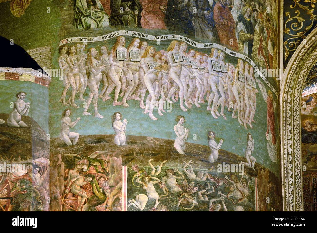 Il Giudizio universale fresco, Murale o Pittura a muro (c 15), in mostra peccatori cristiani con Bibbie, nella Cattedrale di San Cecile Albi Tarn Francia Foto Stock