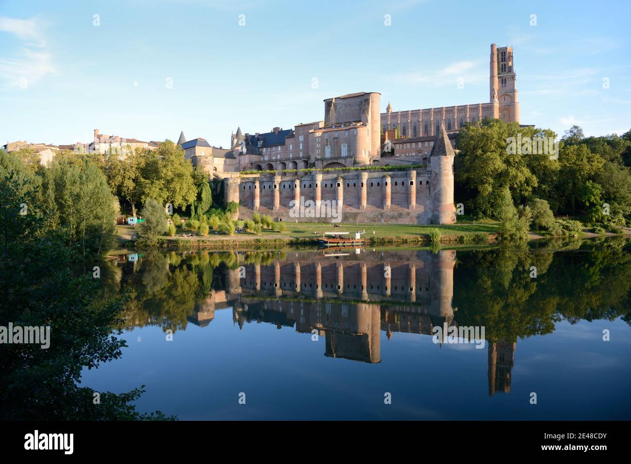 Palazzo dei Vescovi o Palais de la Berbie (c 13) in cui si riflette Il fiume Tarn Albi Francia Foto Stock