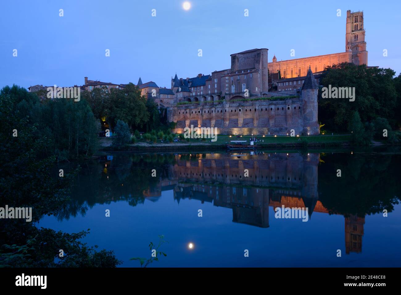 Palazzo dei Vescovi o Palais de la Berbie (c 13) in cui si riflette Il fiume Tarn al chiaro di luna di notte o al tramonto Albi Francia Foto Stock